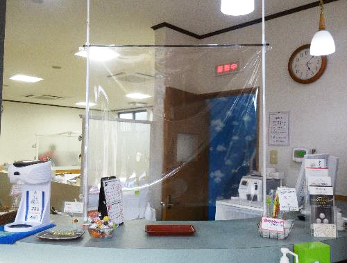 受付にシールドを設置しております。